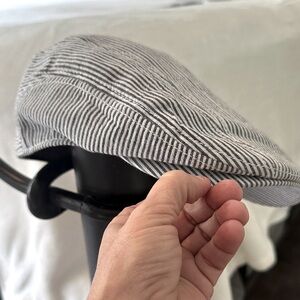 Vintage Stone dark gray/black white stripe Newsboy hat
25.18.08EB